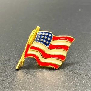 🛍 Vintage American Flag Lapel Pin